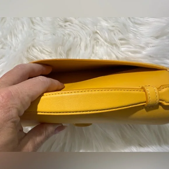 Coach Juno Crossbody Clutch Glovetanned Leather Bag in Canary Yellow
LIKE NEW - Picture 6 of 15
